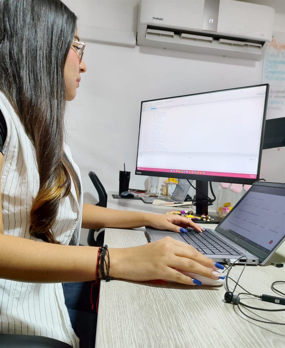 Integrante del equipo de Procex Software trabajando en su computador