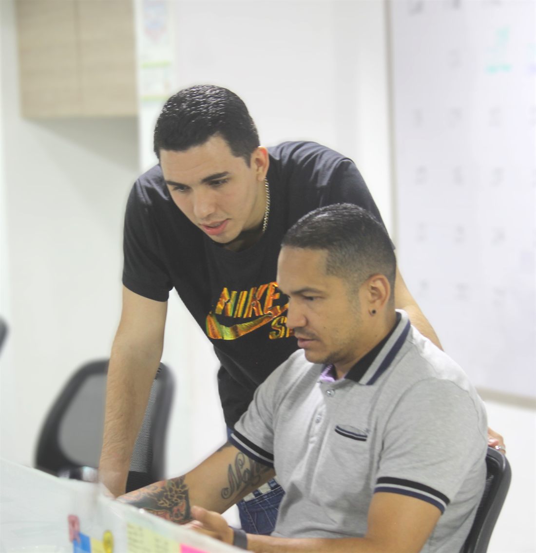 Dos integrantes del equipo revisando un proyecto juntos